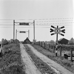 125687 Gezicht op een onbewaakte spoorwegovergang in de spoorlijn tussen Maarsbergen en Veenendaal-De Klomp.